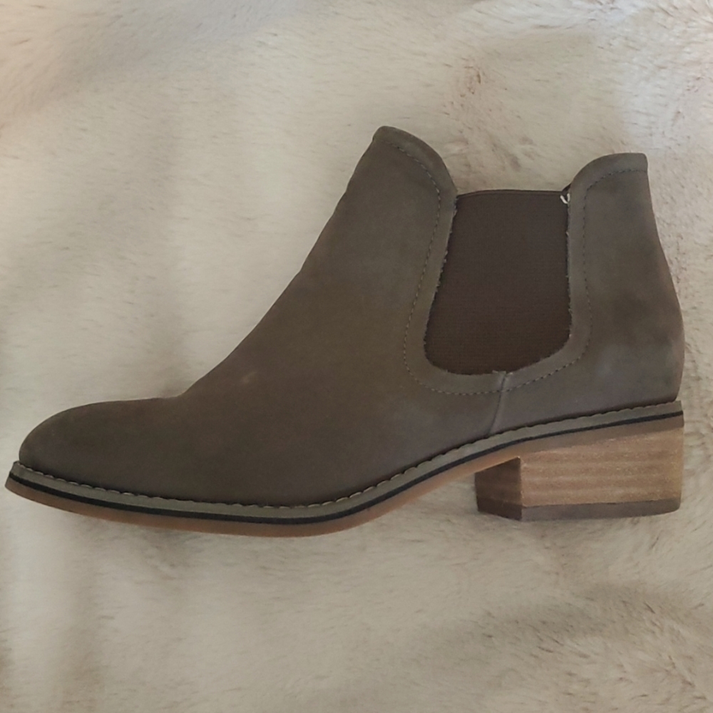 Blonde Waterproof genuine leather booties. Size 6 1/2 M. - Picture 3 of 7